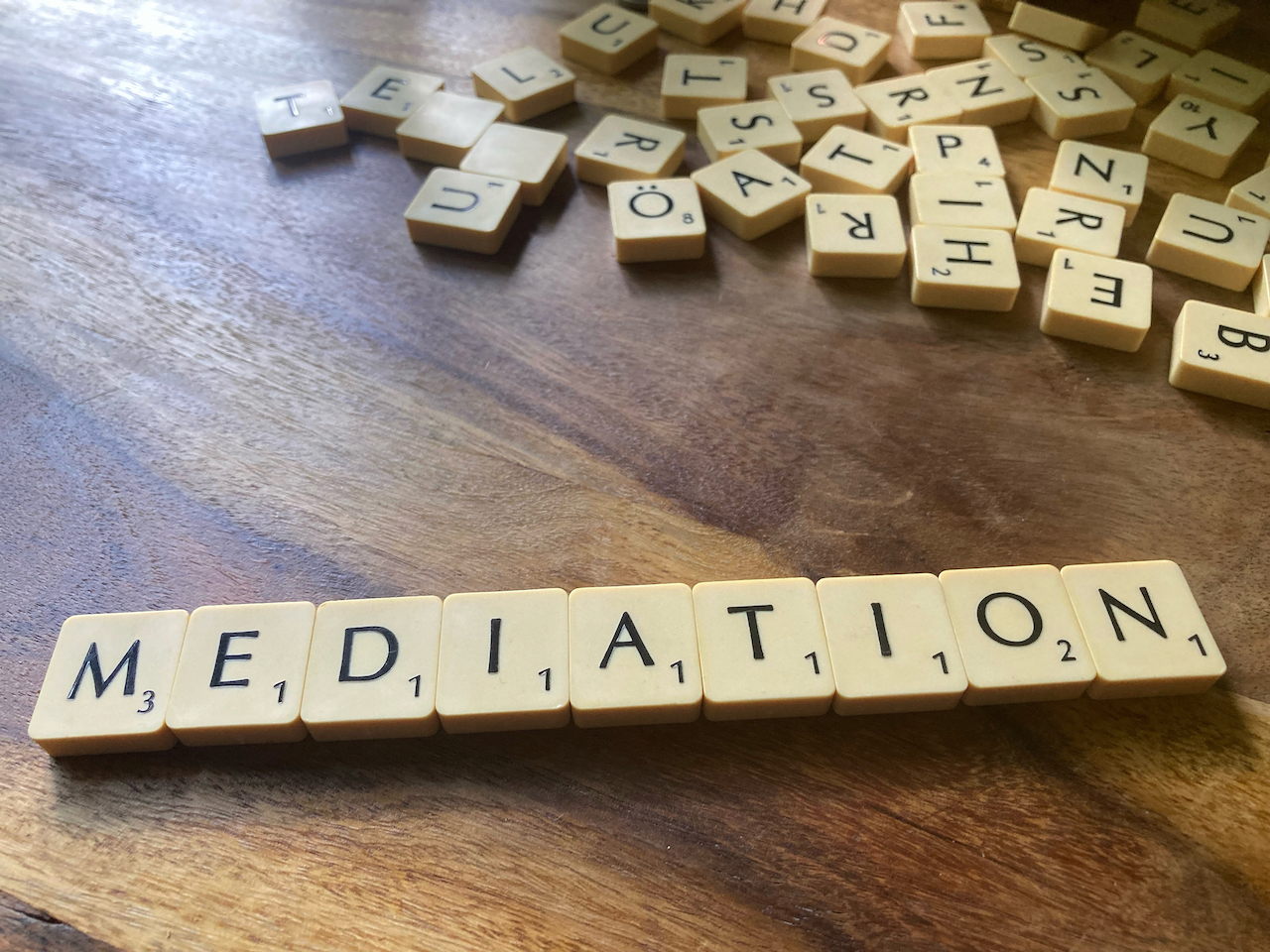 Mediation aus Scrabblebuchstaben gelegt